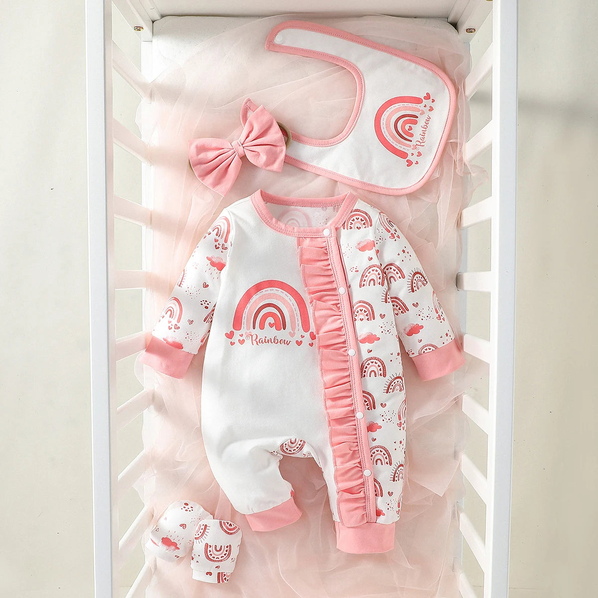 Ensemble Naissance Fille 4 Pièces – Pyjama Fleuri + Bavoir + Bonnet | 0–12 Mois