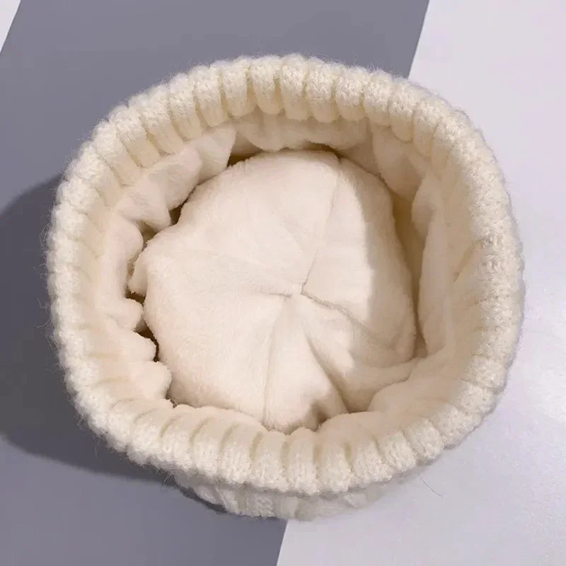 Bonnet Femme en Maille avec Pompon – Chaud, Doux et Stylé pour l’Hiver  (✔ clair • ✔ élégant • ✔ rassurant)