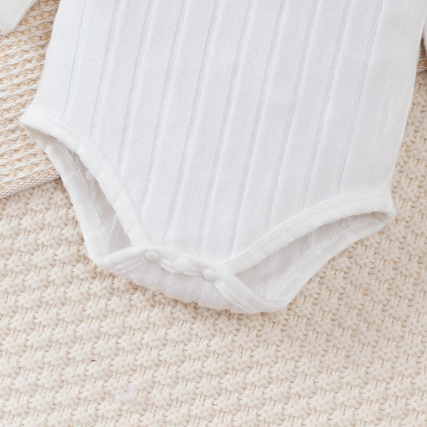 Ensemble Bébé 3 Pièces Doux & Élégant – Body, Pantalon & Bonnet