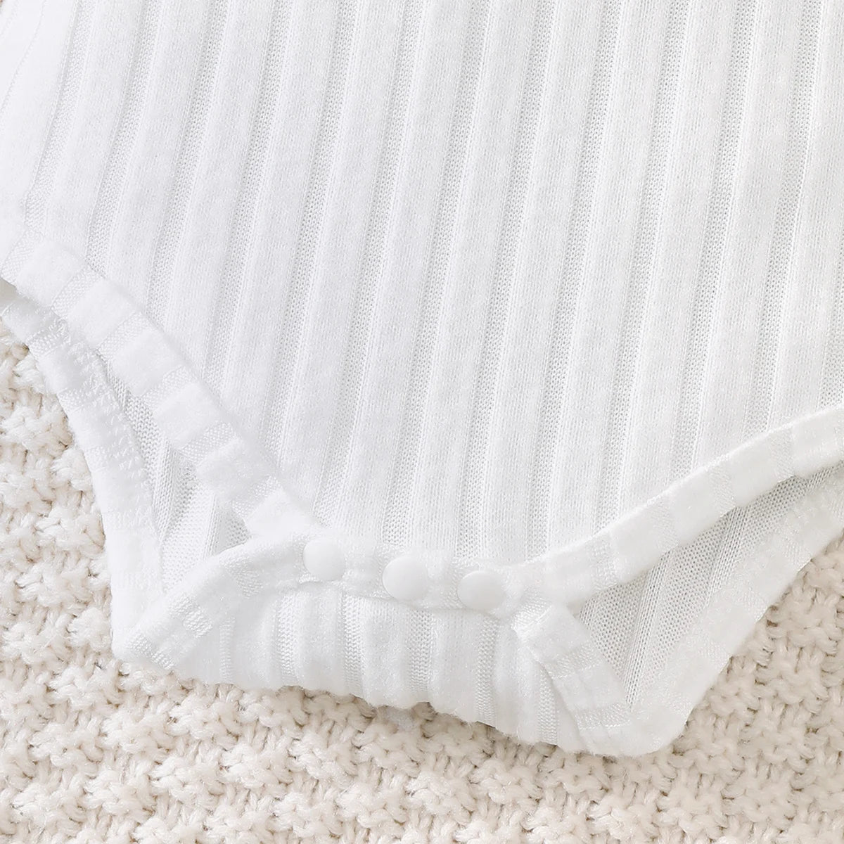 Ensemble Bébé 3 Pièces Doux & Élégant – Body, Pantalon & Bonnet