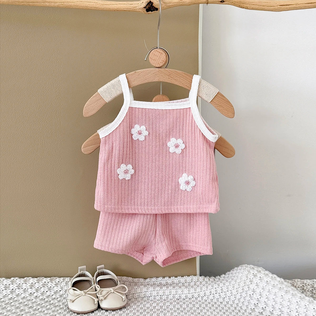 Camisole d’été bébé fille avec fleurs brodées – Haut léger et confortable (0 à 24 mois)