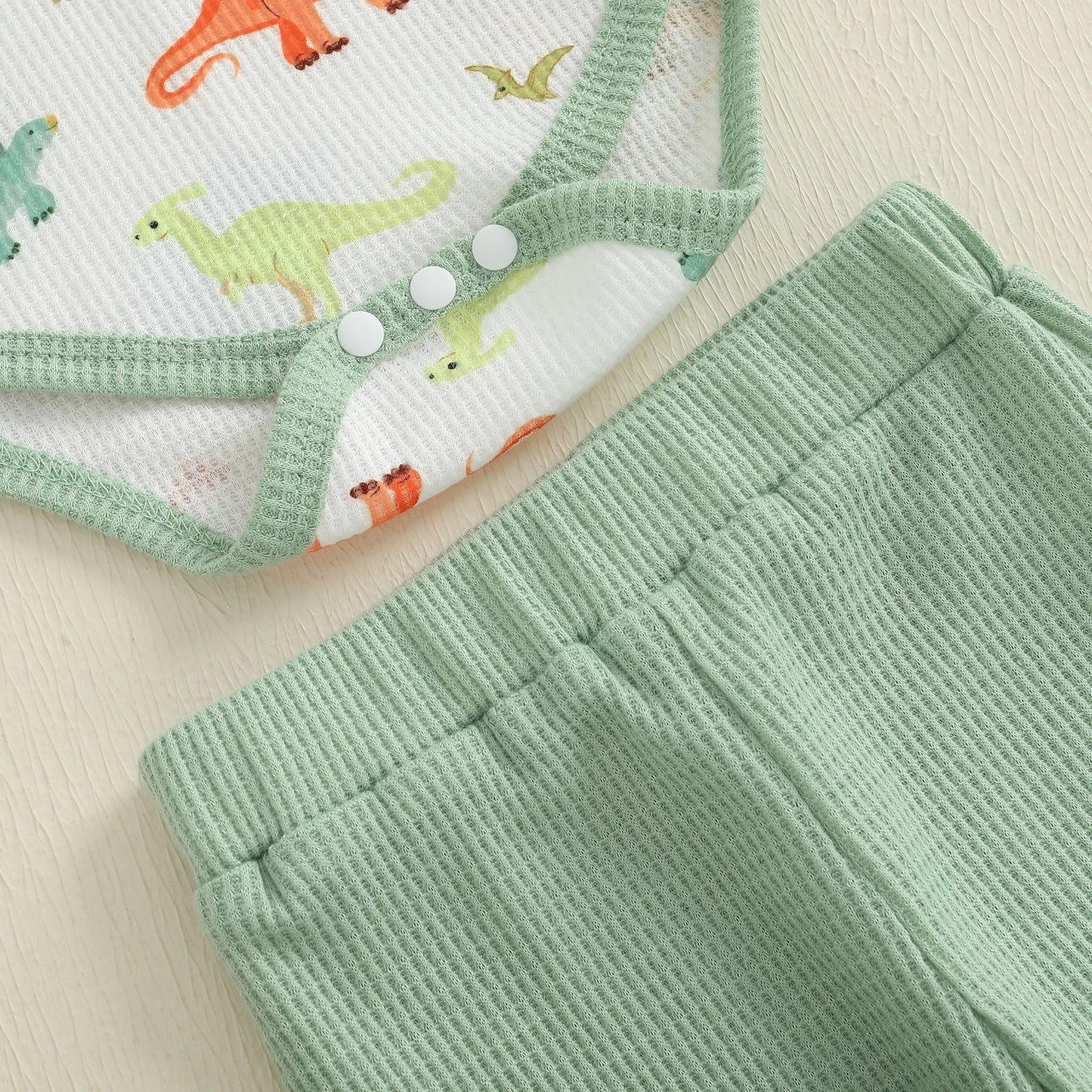 Ensemble bébé garçon été 3 pièces – Barboteuse manches courtes imprimée + pantalon uni + bonnet assorti