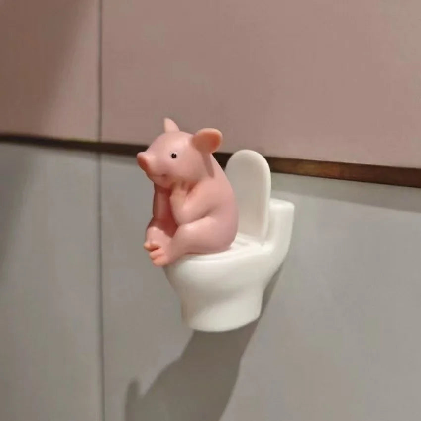 Figurine cochon rose sur les toilettes - Décoration fantaisiste en PVC pour la maison, le bureau et la voiture |   Cadeau idéal pour les amis |   Polyvalent en intérieur