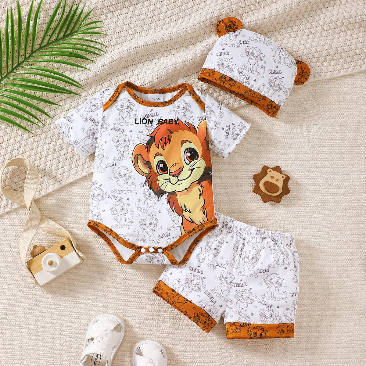 Ensemble Bébé Garçon Lion – Haut Imprimé, Pantalon & Chapeau (0–18 Mois)