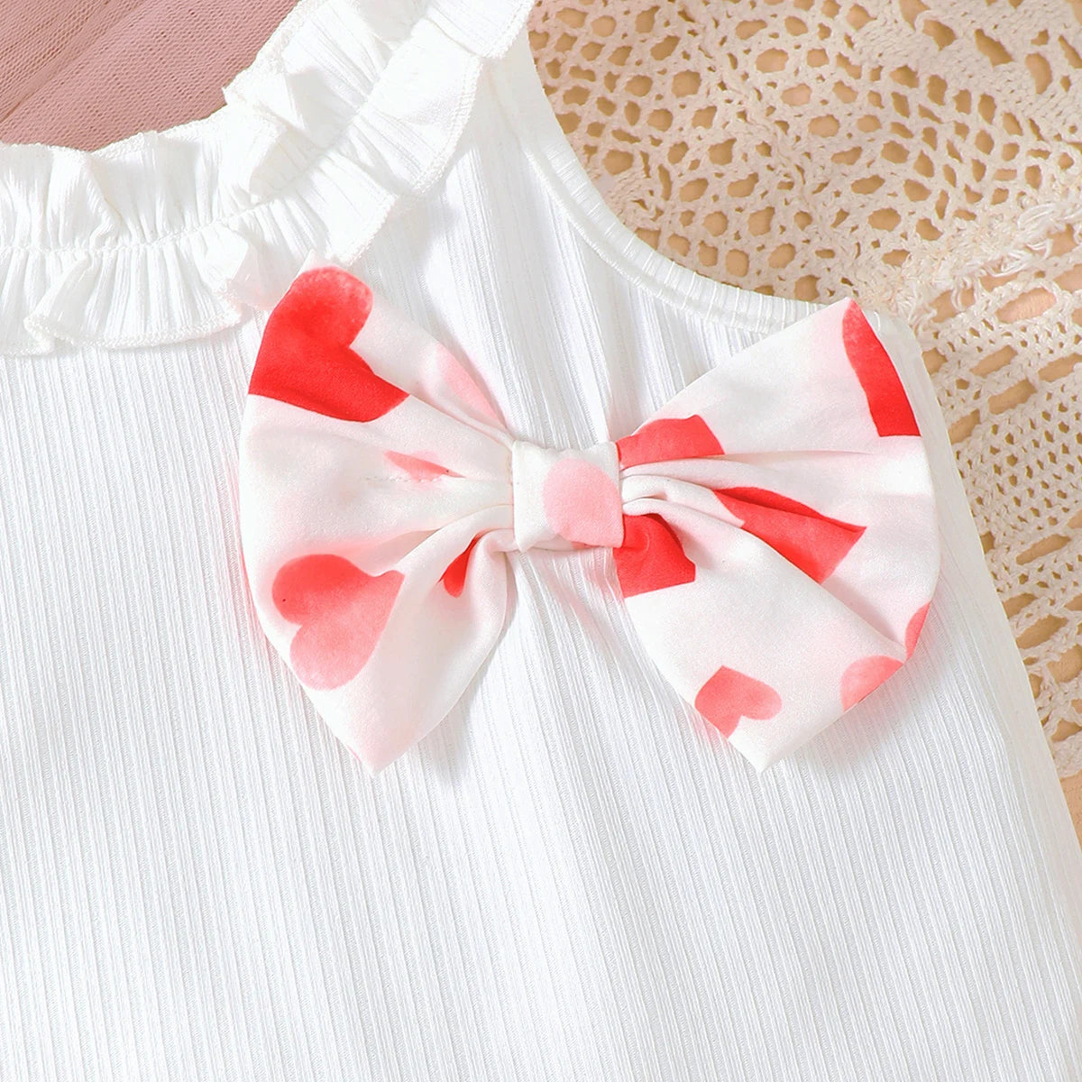 Ensemble Fille “Cœurs” – Haut Blanc & Jupe Imprimée Rouge (4–6 ans)