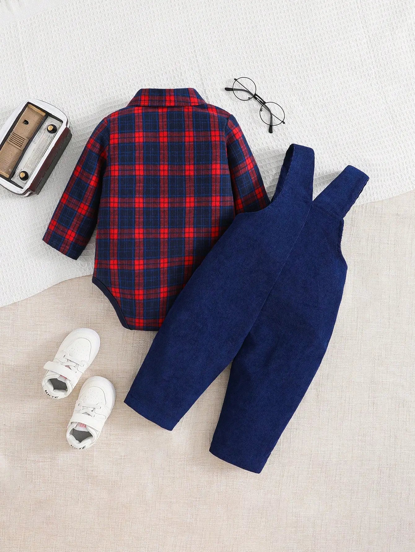 Ensemble Bébé Automne-Hiver en Velours Côtelé – Chemise à Manches Longues & Salopette
