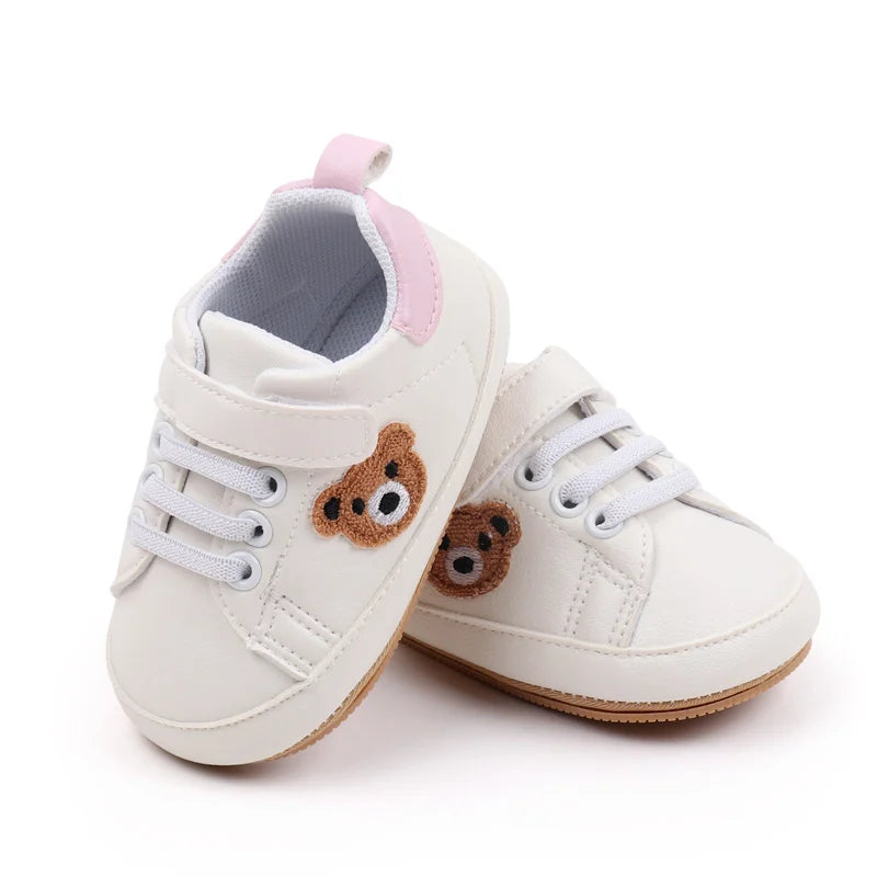 Chaussures bébé “Petit Ours” – Anti-dérapantes – Confort premiers pas (9–18 mois)