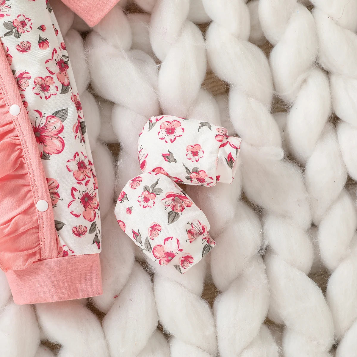 Ensemble Naissance Fille 4 Pièces – Pyjama Fleuri + Bavoir + Bonnet | 0–12 Mois