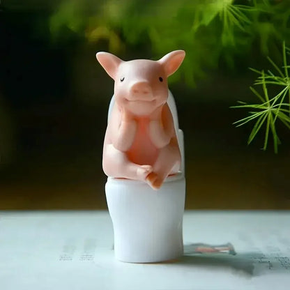 Adorable figurine de cochon rose sur les toilettes - Décoration fantaisie en PVC pour la maison, le bureau et la voiture |   Cadeau idéal pour les amis |   Polyvalent en intérieur