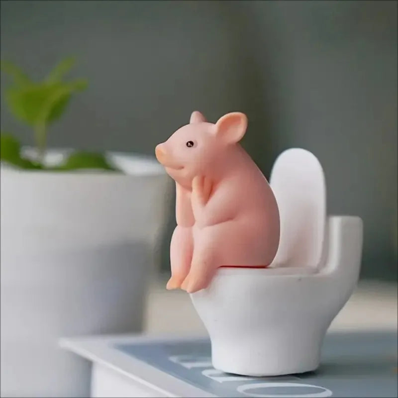 Adorable figurine de cochon rose sur les toilettes - Décoration fantaisie en PVC pour la maison, le bureau et la voiture |   Cadeau idéal pour les amis |   Polyvalent en intérieur