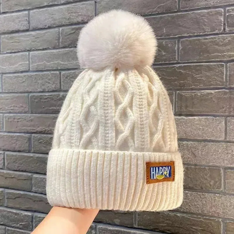 Bonnet Femme en Maille avec Pompon – Chaud, Doux et Stylé pour l’Hiver  (✔ clair • ✔ élégant • ✔ rassurant)
